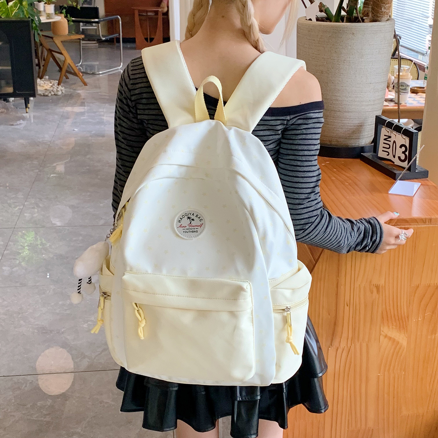 Cute schoolbags, versatile, refreshing for travel, lightweight and large-capacity backpacks. A trend of backpacks for college students, high school and junior high school girls details Picture
