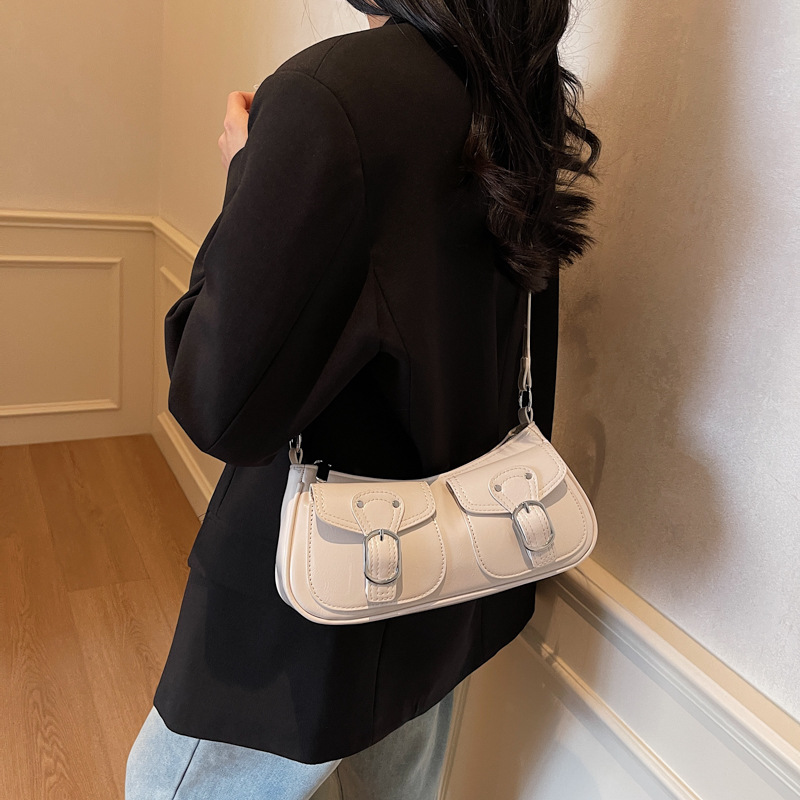 A trendy and versatile underarm bag for women in 2025, featuring a fashionable pleated dumpling bag in a Korean style with a unique and high-end feel Application Scenario