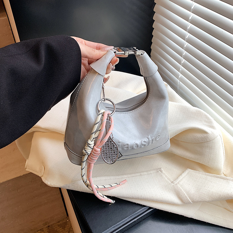 The high-end and niche design of the crescent-shaped bag for women in 2025, a new dumpling bag, is a versatile commuting hand-held shoulder bag Specification drawing
