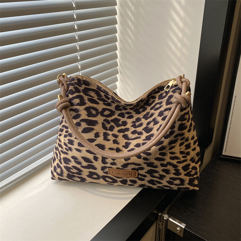 This year, large-capacity leopard print bags are in vogue. The 2024 new autumn and winter versatile crossbody bag and commuting single-shoulder tote bag are all in vogue full figure