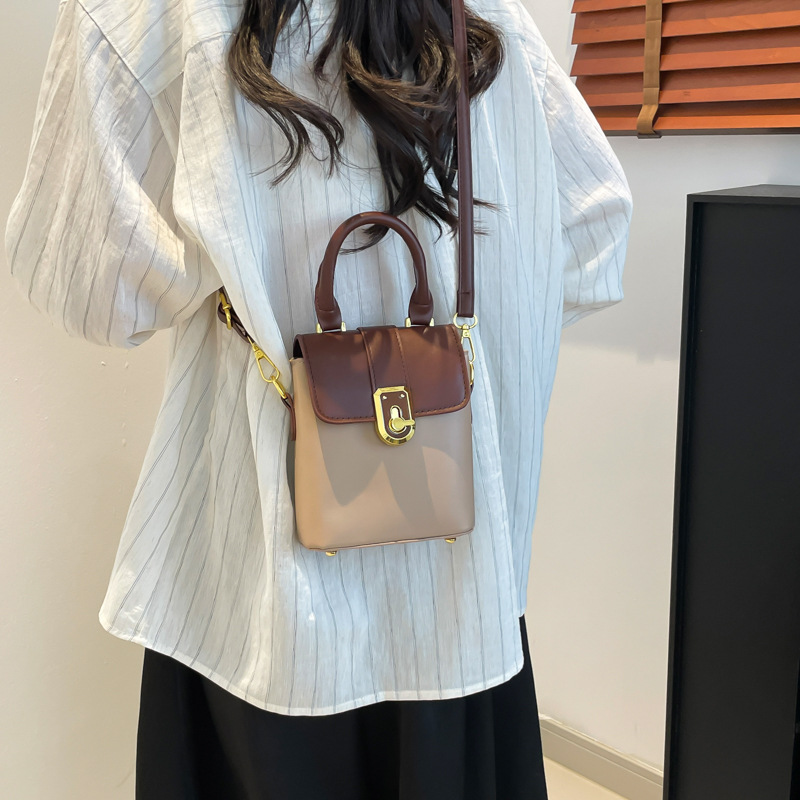 A high-quality underarm small bag for women, a new Spring 2025 fashionable and versatile single-shoulder bag with a niche design and a patchwork phone case Specification drawing