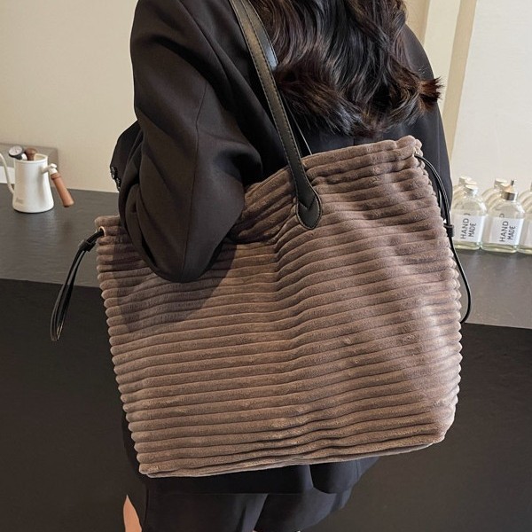 New large-capacity handbag, commuter tote bag, simple and laid-back style drawstring bag, versatile autumn and winter new single-shoulder bag full figure
