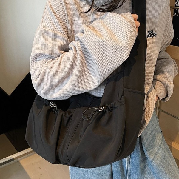 The new Korean-style dumpling bag is a large-capacity, simple and lightweight single-shoulder crossbody bag with a niche design sense for casual women Application Scenario