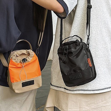 Cross-border color-blocking water cup bag, large-capacity multi-layer lightweight travel water cup bag, single-shoulder crossbody bag, bucket bag, clutch bag Application Scenario