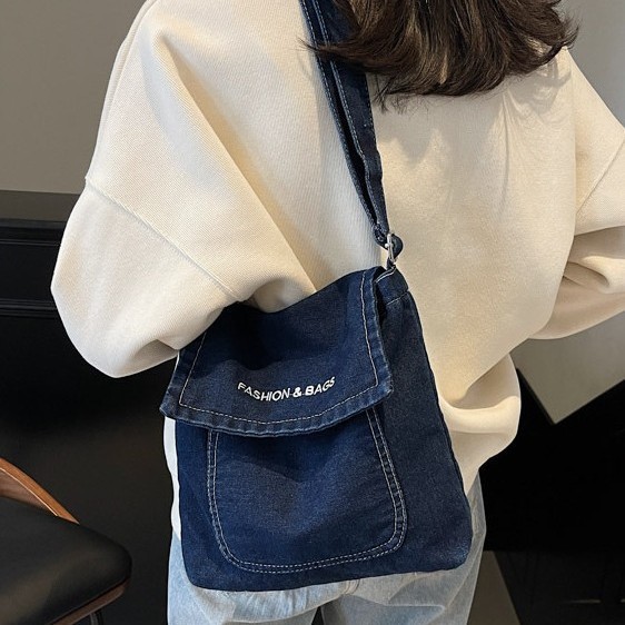Retro denim bag for autumn and winter, a new Korean-style casual, fashionable and simple single-shoulder bag with a large capacity and a college-style crossbody bag full figure