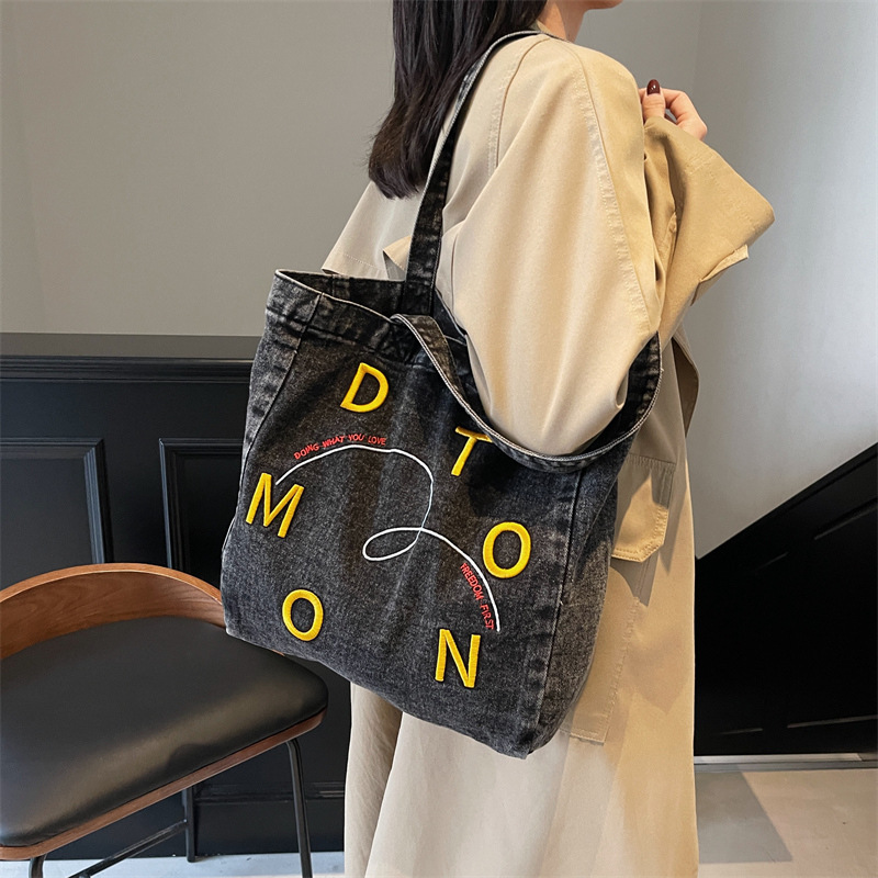 New denim bag with a laid-back style for women, a retro Korean-style casual shopping bag, and a large-capacity single-shoulder bag for attending classes at the arts academy full figure