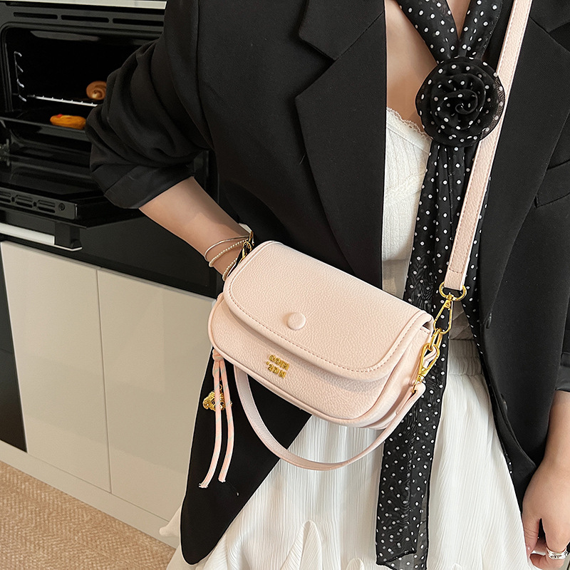 The new Spring/Summer 2025 collection features a lychee pattern underarm bag for women, a simple single-shoulder bag in a solid color, and a stylish and versatile crossbody bag Specification drawing