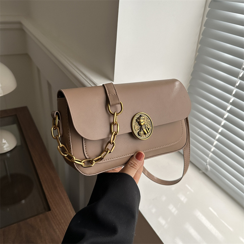 The new style of the small square bag is fashionable, trendy, casual and stylish. The solid color crossbody bag is a versatile Korean version for women. Wholesale trend of single-shoulder bags full figure