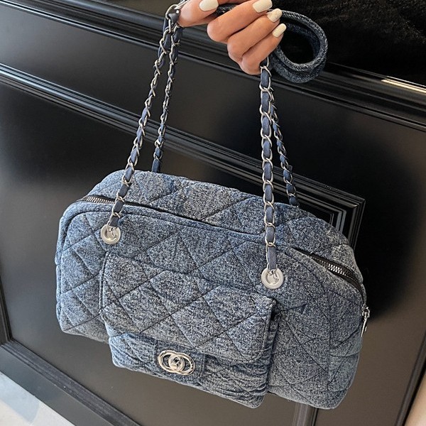 A new retro denim bag from trendy Boston, a small chanel-style diamond-shaped chain tote bag, and a large-capacity underarm bag for women details Picture