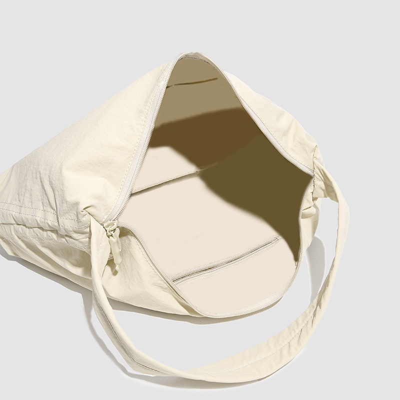 A new single-shoulder underarm bag with a laid-back style from Korean Instagram for the autumn and winter of 2024. It's a versatile commuting bag in solid colors Application Scenario