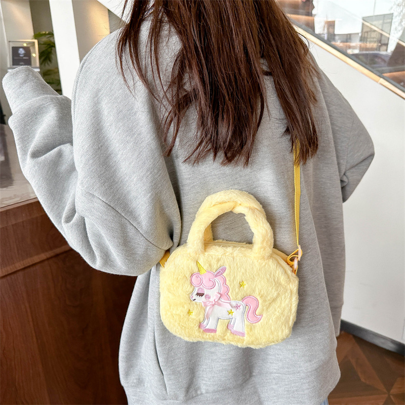 New cartoon unicorn fleece single-shoulder handbag, cute square plush doll bag for kindergarten boys and girls Application Scenario