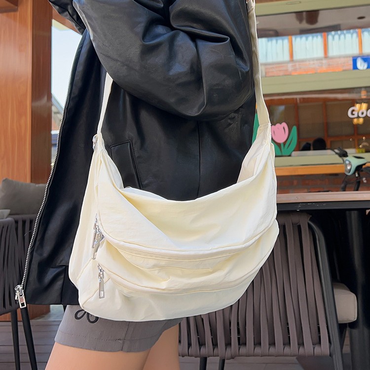 Lightweight single-shoulder crossbody bag, waterproof, large-capacity, school-style, unisex, fashionable and versatile, laid-back style bag Application Scenario