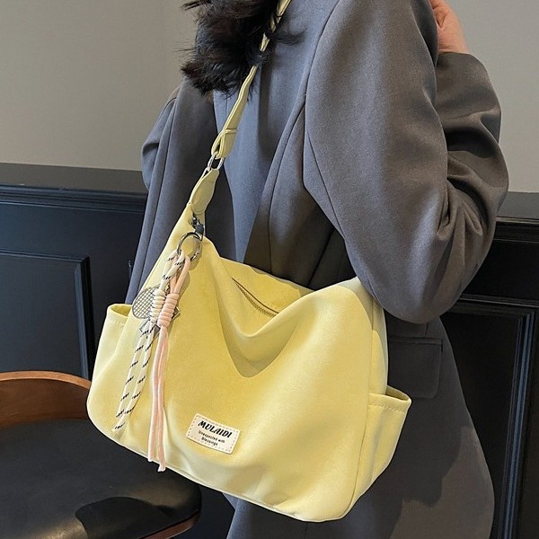 The 2025 new retro large-capacity tote bag, a fashionable and casual single-shoulder crossbody bag, is fresh and versatile for work and commuting details Picture