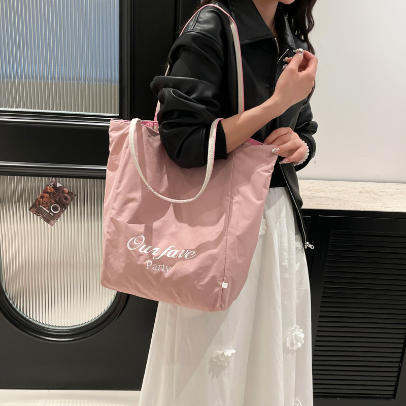 New Spring/Summer 2025 trendy large-capacity bucket bag for women, simple dual-purpose double-sided underarm bag, versatile single-shoulder bag Application Scenario