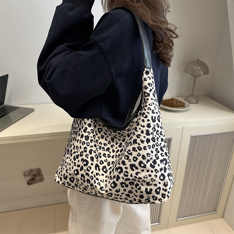 New 2024 simple and fashionable autumn and winter personalized design leopard print stylish large-capacity single-shoulder underarm tote bag for women details Picture