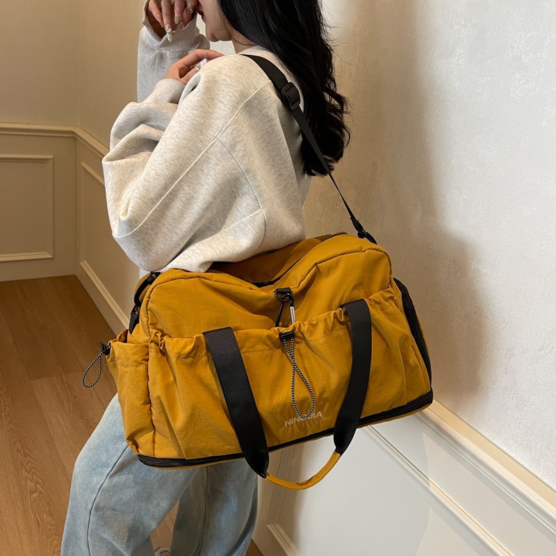 Expandable casual travel bag, simple and lightweight hand-held shoulder bag, dry and wet separated shoe compartment, sports and fitness bag Application Scenario
