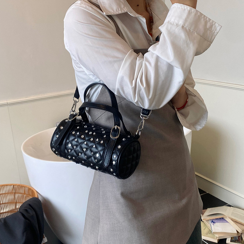 Cross-border trend diamond-encrusted Boston handbag for women 2025 New versatile ins fashion diamond-patterned single-shoulder crossbody bag Application Scenario