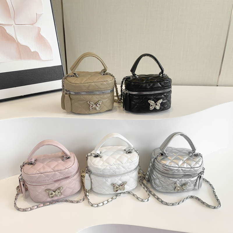 Bow casual makeup bag for women 2024 Autumn new style diamond-patterned embroidery chain hand shoulder crossbody bag Application Scenario
