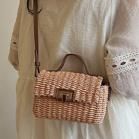 Lady Feng, a socialite, offers a single-shoulder bag and a crossbody bag for summer vacation and leisure. This is a woven single-shoulder women's bag and a crossbody mobile phone bag Application Scenario