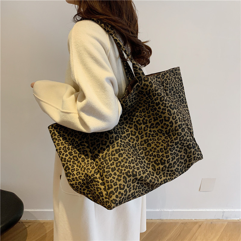 Korean ins laid-back retro leopard print 2024 new artistic single-shoulder crossbody bag, high-end and versatile student tote bag full figure