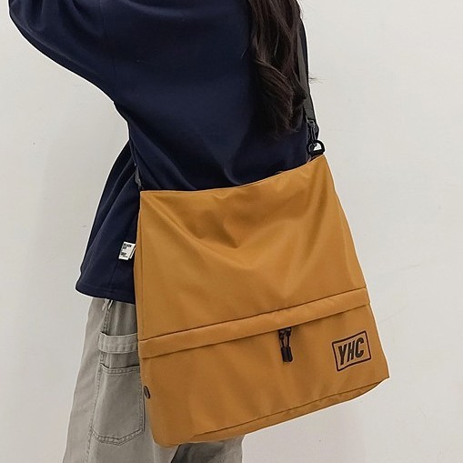 Waterproof bags for both men and women, lightweight travel bags with a sense of design, niche bags, single-shoulder tote bags, and crossbody commuting schoolbags are in vogue Application Scenario