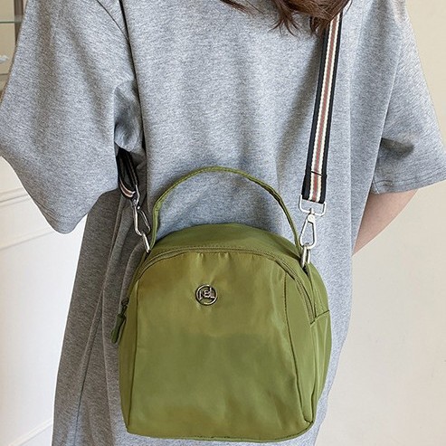 A new minimalist single-shoulder, eye-catching handbag from Shell bags for women, a versatile, large-capacity, trendy crossbody bag Specification drawing