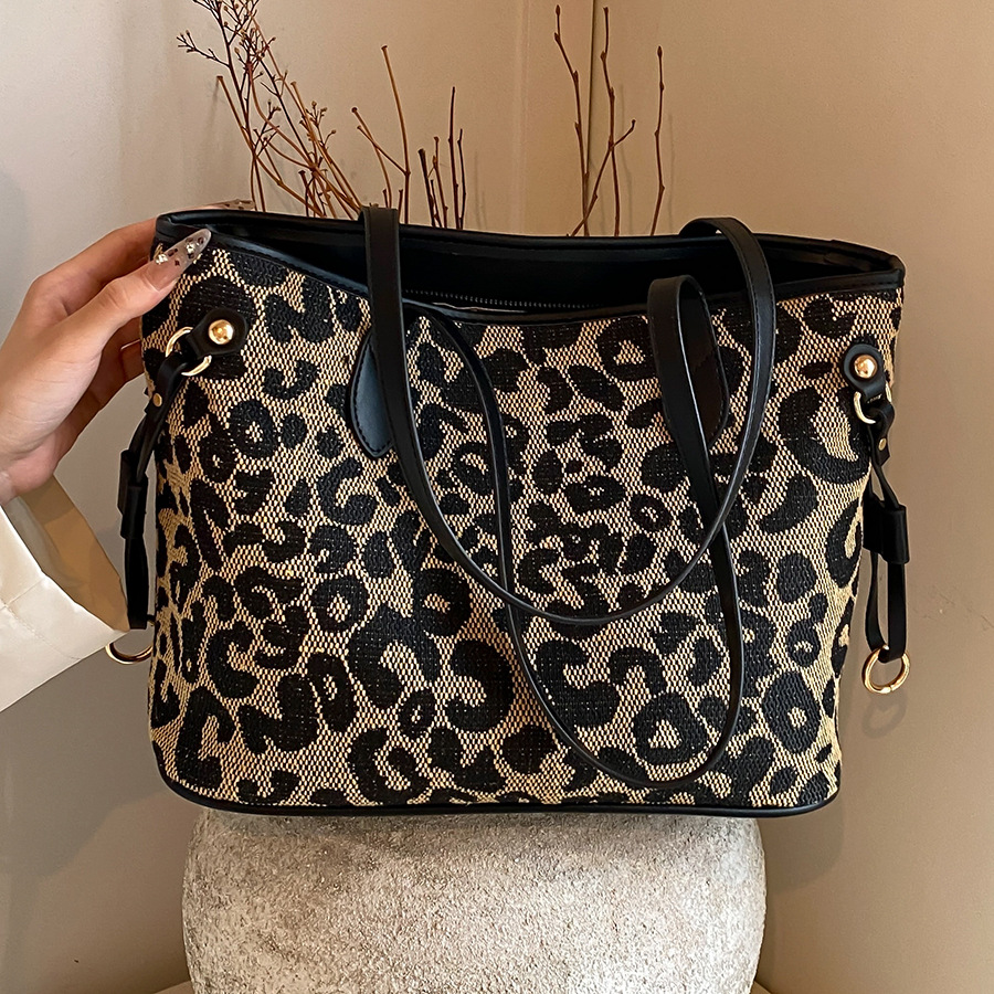High-end leopard print large-capacity tote bag, new 2024 trendy and versatile commuter bag, single-shoulder bag for women full figure