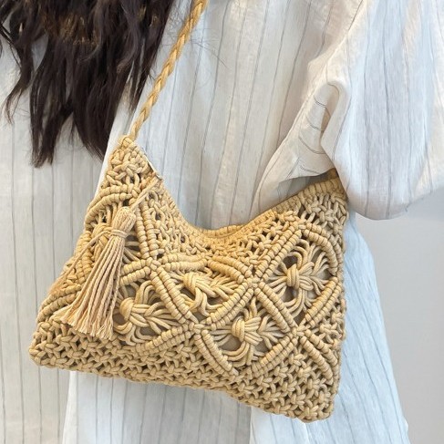 This is a new, fashionable and versatile single-shoulder crossbody bag for women's Spring/Summer 2025. It is a casual and high-end woven straw bag full figure