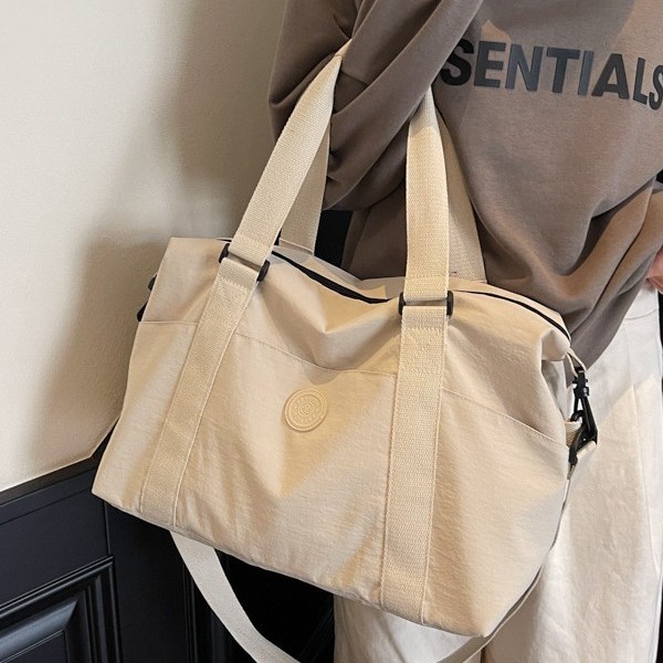 This is a new, stylish, large-capacity single-shoulder bag and a casual, simple, slanted bucket bag from Korean style Application Scenario