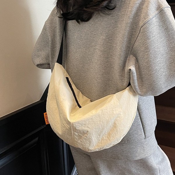 New Spring/Summer 2025 fashionable retro casual large-capacity bag, women's dumpling bag, work commuting design underarm bag details Picture