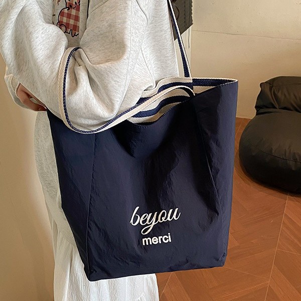 Fashionable single-shoulder large-capacity forest-style retro exquisite canvas bag, new spring and summer checkered style, lazy tote commuting double-sided Application Scenario