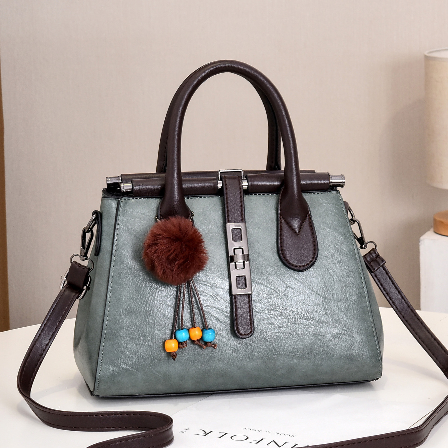 2022 New style fashionable women's bags for foreign trade, European and American trendy and elegant handbags, large bags, hand bags, shoulder bags, crossbody bags Application Scenario