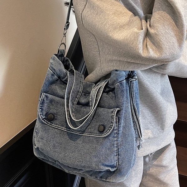 The 2025 new large-capacity denim crossbody bag is a trendy and fashionable Hong Kong-style Instagram artistic and versatile casual tote bag details Picture