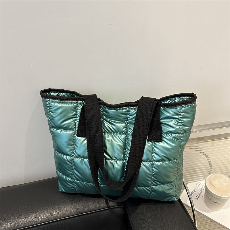 2024 New Hong Kong-style retro fashion handbag, cotton jacket bag, niche design, stylish single-shoulder underarm tote bag full figure