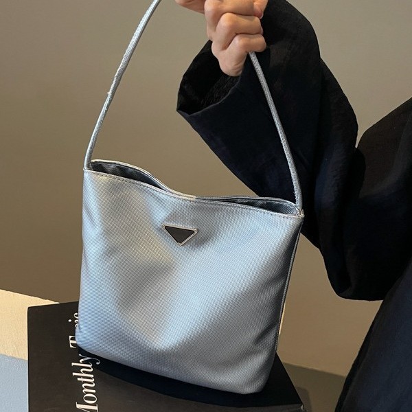 The Korean version of Instagram Super Fire Network red envelope bag for women, 2025 new style, high-end, simple and solid color hand-held commuting bucket bag full figure