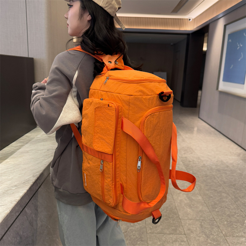 Large-capacity solid-color hand-held fitness bag, foldable independent shoe compartment travel bag, multi-functional crossbody double-back sports bag Application Scenario
