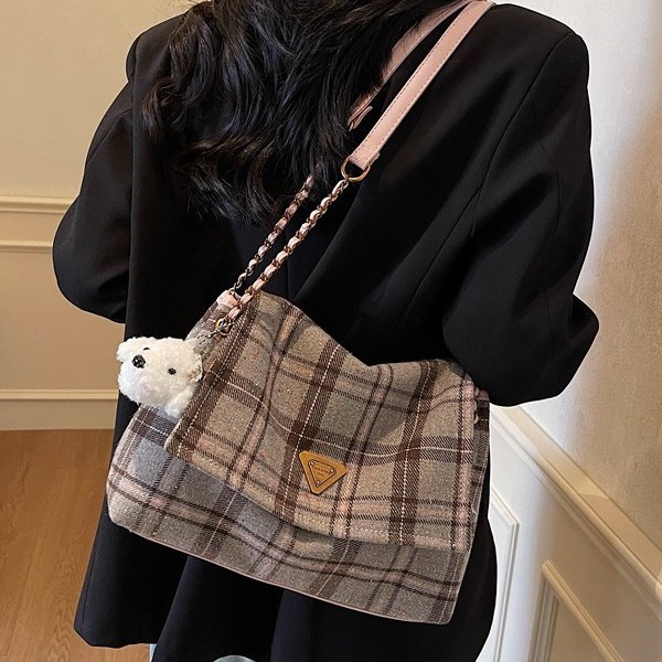 Single-shoulder bag, dirt-resistant checkered tote bag, a trendy and casual autumn and winter style that goes well with all kinds of outfits. Korean-style diamond-shaped checkered crossbody Application Scenario