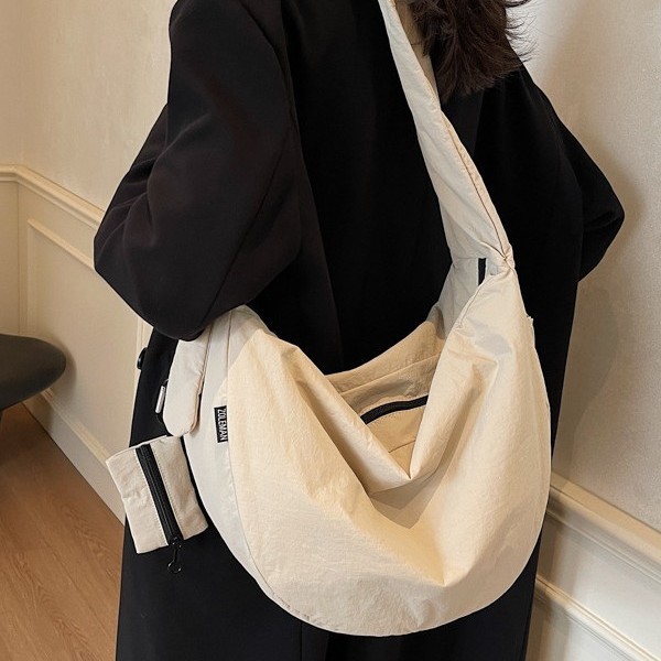 A simple and casual large-capacity crescent-shaped underarm bag, a new 2024 high-end quality solid color fashionable single-shoulder bag full figure
