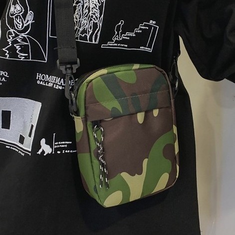 Outdoor military enthusiast tactical camouflage small bag, men's and women's functional single-shoulder backpack, military enthusiast single-shoulder bag, crossbody bag, trendy mobile phone bag Application Scenario