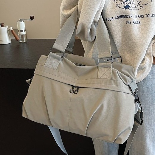 A new large-capacity casual sports handbag for women, a trendy and fashionable tote bag for business trips, and a lightweight single-shoulder crossbody bag full figure