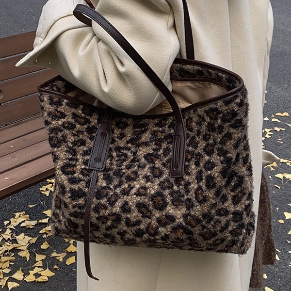 Winter stylish and high-quality pendant 2024 Leopard print casual new large-capacity fashionable single-shoulder crossbody handbag for women Application Scenario