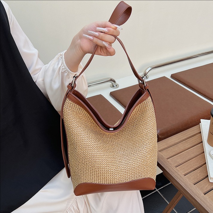 The 2025 summer new Korean-style woven bag is simple and versatile. It features a single-shoulder bag, a large-capacity underarm bag, and a fashionable and trendy bucket bag full figure