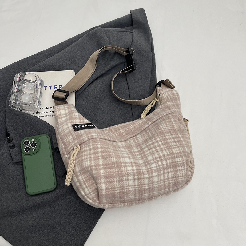 Autumn and winter checkered woolen dumpling bag, Japanese style Instagram simple retro Korean version crossbody bag, casual commuting single-shoulder bag Application Scenario