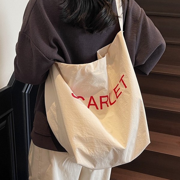 A new large-capacity Korean spring and summer designer's simple printed letter fabric bag, a versatile and niche single-shoulder bag for women on Instagram details Picture