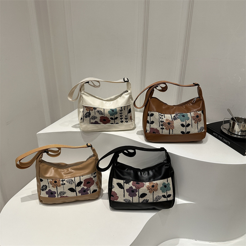 This year, the popular fashion tote bag for women is the 2024 new large-capacity Korean-style Instagram versatile commuting single-shoulder bag Application Scenario