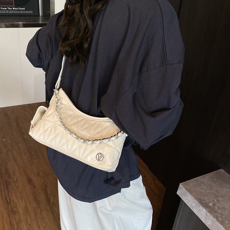 Cross-border diamond-shaped chain bag, fashionable underarm bag, 2025 new stylish shoulder bag, versatile crossbody bag, solid color women's bag Application Scenario