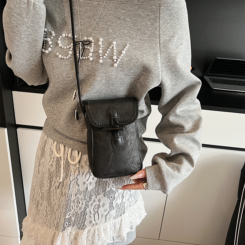 A simple and casual commuting mobile phone bag for women, a new retro horn buckle fashionable and versatile single-shoulder crossbody bag for summer 2025 Specification drawing