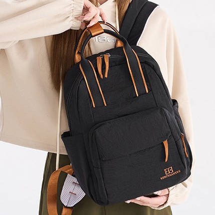 New lightweight small backpack with a girlish style, water-resistant hand-held backpack, a trendy commuting bag for students, study Tours and remedial classes Application Scenario