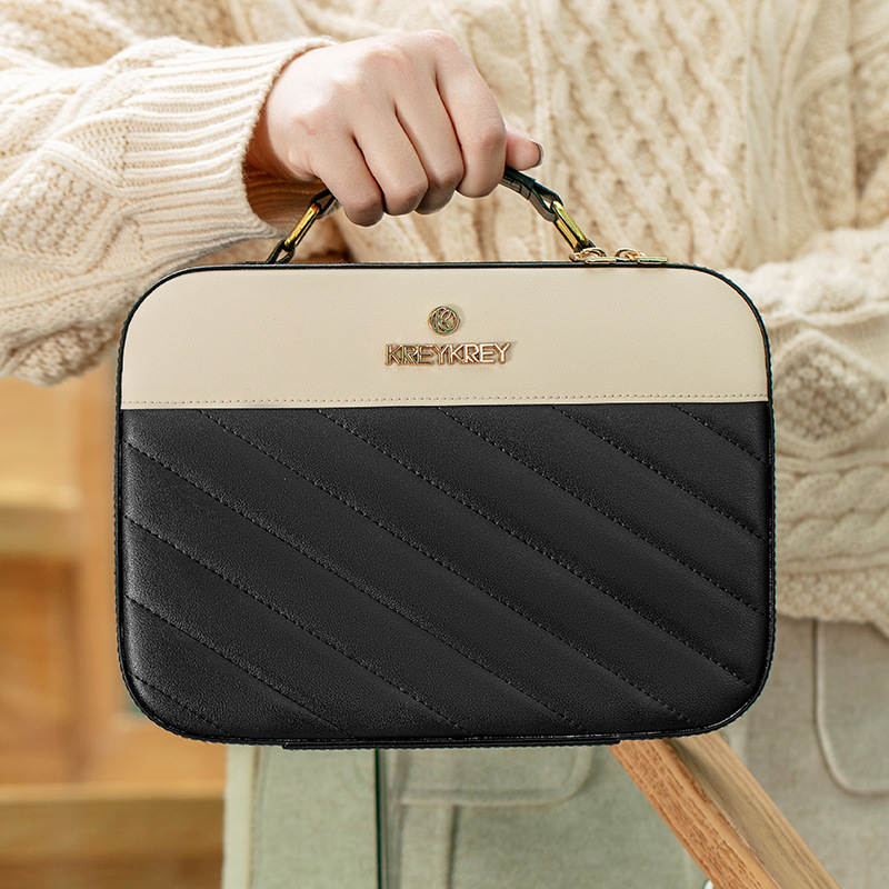 OEM customized skin care and makeup bags, portable large-capacity makeup storage bags, travel multi-functional hand-held makeup cases Application Scenario