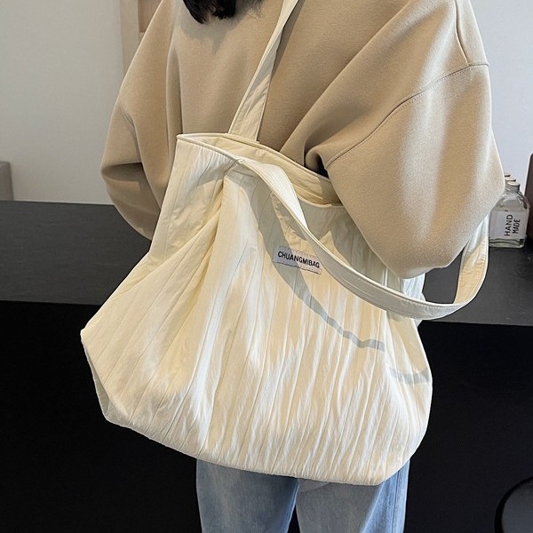 The 2024 new, versatile and laid-back tote bag is a unique and versatile Korean large-capacity student single-shoulder commuter bag Application Scenario